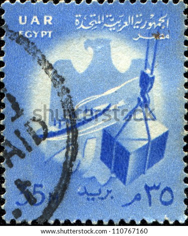EGYPT - CIRCA 1958: stamp printed by Egypt (United Arab Republic) shows Ship and crate on hoist, circa 1958