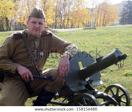 LUGANSK - Oct 13: re-enactor in the form of a Red Army soldier with a machine gun Maxim . Cossack Historical Club 