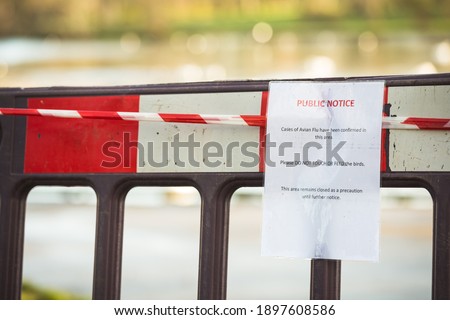 02,12,2020, Blackpool, England, Public Notice Cases of avian flu have been confirmed in this area. Please do not touch or feed the birds. This area remains closed. Sign infant of blocked park  Photo stock © 