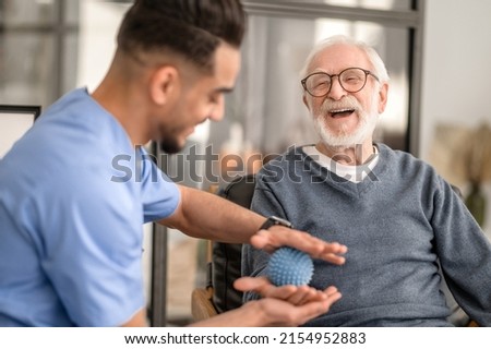 Foto Bild Älterer männlicher Arzt führt telemedizinische Beratung per Laptop in der Klinik durch