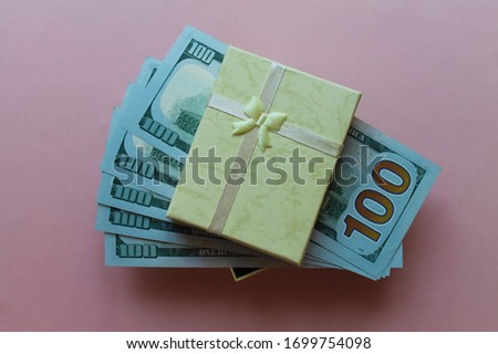 Five hundred dollar bills, on top of which a gift box lies 商業照片 © 
