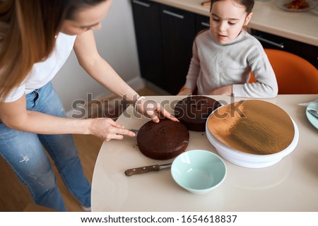 Similar – Foto Bild Person, die den Kuchen auf dem Tisch anschneidet