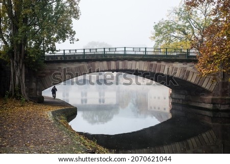 view of stoned bridge and autumnal trees in border the Il river at the little france quarter in Strasbourg  Foto d'archivio © 