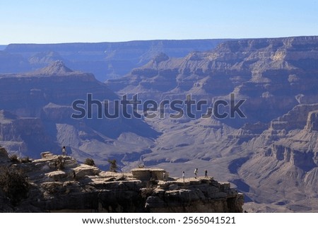 Foto Bild Tourist mit Blick auf Bergwasserfall