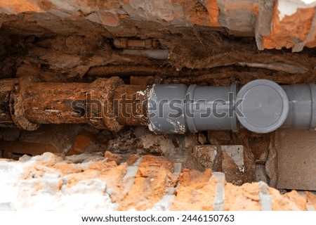 Foto Bild Altes Abflussrohr im Altbau in seltsam hautfarbener Farbe