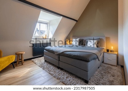 Foto Bild Das Bett ist mit sauberen weißen Kissen und Bettwäsche im Zimmer ausgestattet.