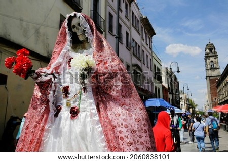 An image of Our Lady of the Holy Death or La Santa Muerte, a Mexican female deity, is seen in a shopping commercial street of downtown Mexico City, Mexico. Foto stock © 