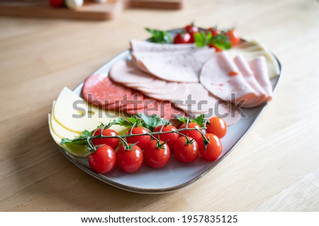 vegetarische wurst und k?se platte mit rispentomaten zum brunch oder fr?hst?ck Stock foto © 