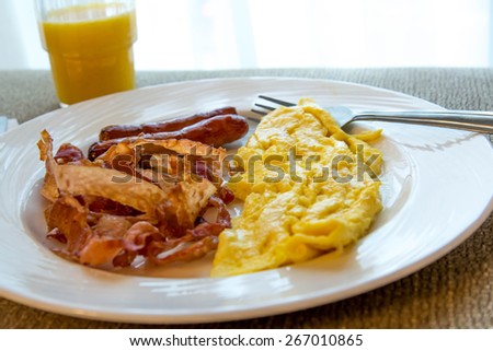HEARTY EGGS, BACON AND SAUSAGE BREAKFAST