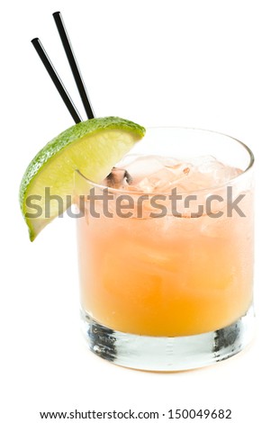 cóctel clásico, madras, arándanos de vodka y zumo de naranja aislado en un fondo blanco