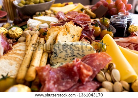 Similar – Foto Bild Speiseteller mit Trüffelkäse, Entenbrust, Briekäse, Pekannüssen, Granatapfelkernen, Trauben, Mandeln, Honig, Oliven und Crackern