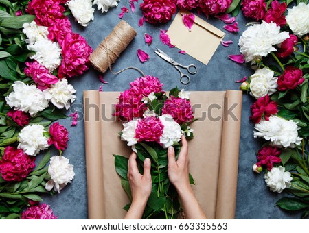 Similar – Foto Bild Florale Komposition auf Kraftpapier mit Frühlingsblumen