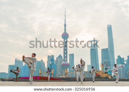 SHANGHAI CHINA 25 September 2015 Chinese people in Shanghai Bund to play tai chi