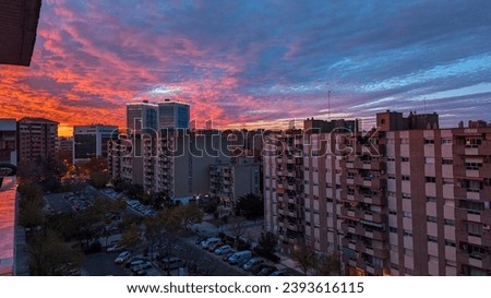 Zaragoza's fiery sunset paints the sky in vibrant reds, embracing the city with a stunning display of clouds—a breathtaking evening spectacle.





 Foto stock © 