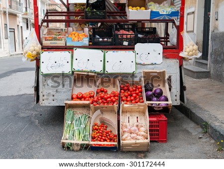 Characteristic arrangement of fruit boxes in a truck of a street seller