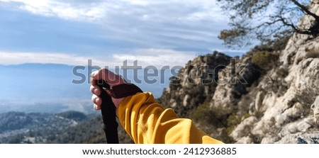 Anonymer Mann genießt Berglandschaft und See