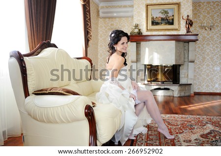 the bride wears a wedding garter on the leg