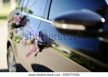 Wedding decorations on the doors of the wedding car