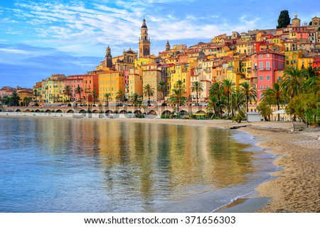 Sand beach beneath the colorful old town Menton on french Riviera, France 商業照片 © 