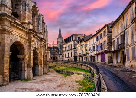 Arles Old Town and roman amphitheatre, Provence, France in dramatic sunset light 商業照片 © 
