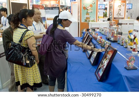 SHENZHEN, GUANGDONG - MAY 16 : Visitors admire Chinese artworks at China International Cultural Industries Fair May 16, 2009 in Shenzhen, Guangdong, China.