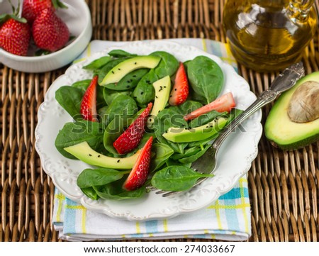 Diet salad of spinach, strawberries and avocado