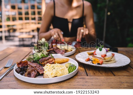 Foto Bild Anonyme Frau isst stilvolles Dessert mit Löffel