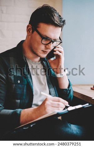 Foto Bild Seriöser Hipster-Mann mit Totenkopf