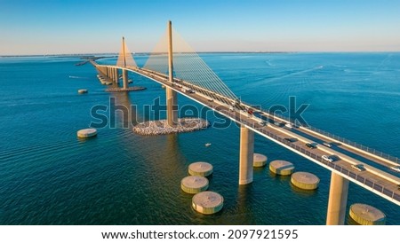 Sunshine Skyway Bridge spanning the Lower Tampa Bay and connecting Terra Ceia to St. Petersburg, Florida, USA. Day photo. Ocean or Gulf of Mexico seascape. Reinforced concrete bridge structure. Foto stock © 