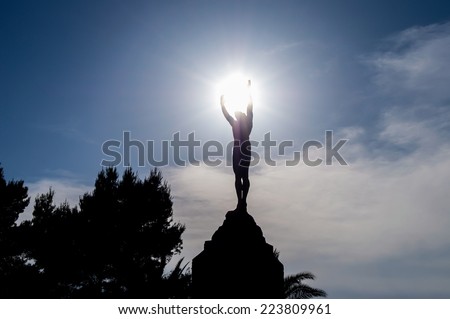 icaro backlit statue holding the sun. Mallorcan sculptor Jaume Mir, got 1971 Aspiration, public sculpture
