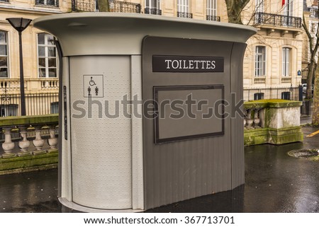 An outdoor public washroom located on a boulevard in Paris France. Foto stock © 