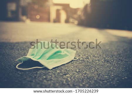 The medical masks used for the anti-corona virus that were used were left on the road. Improper removal of the mask caused Covid-19 to spread in a plastic bag and seal the bag before putting in trash. Foto stock © 