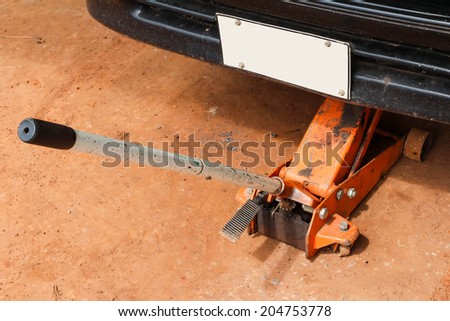 Hydraulic car jack to lift car