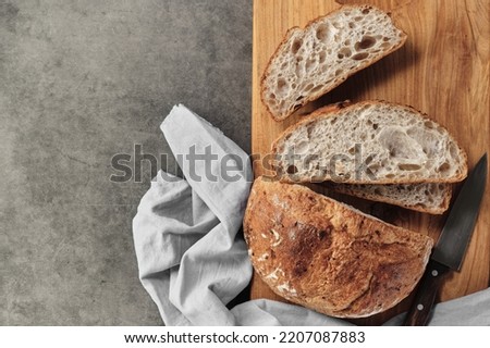 Similar – Foto Bild Sauerteigbrot Vielfalt Draufsicht auf einem blauen Hintergrund. Hausgemachtes Brot flat lay.