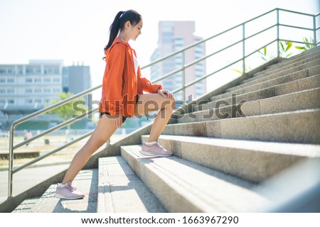 Similar – Foto Bild Mädchen dehnt sich vor dem Training