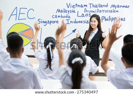 Students answer the teacher\'s questions in  Asean Economics Community(AEC) the classroom