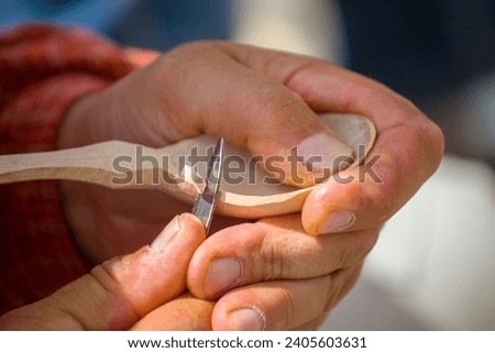 Foto Bild Handwerker schnitzt Holz in der Werkstatt