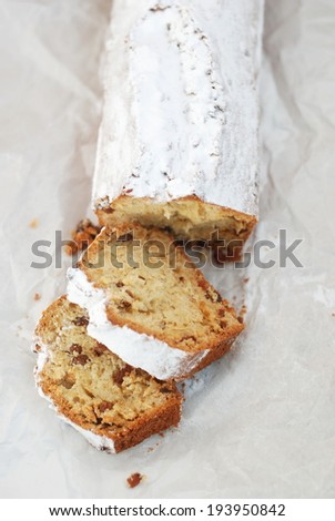 Pound cake with raisins and confectioner\'s sugar, selective fcous