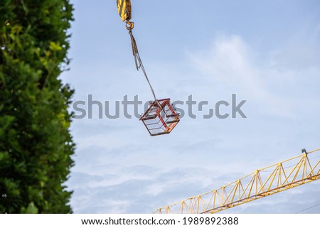 Foto Bild Metallgitterbox schwenkbar an einem Baukran