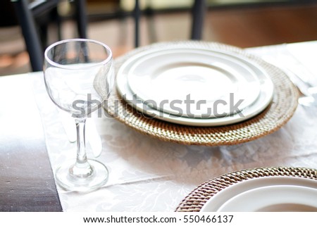 Elegant place settings in a restaurant (plates and glasses) Foto stock © 