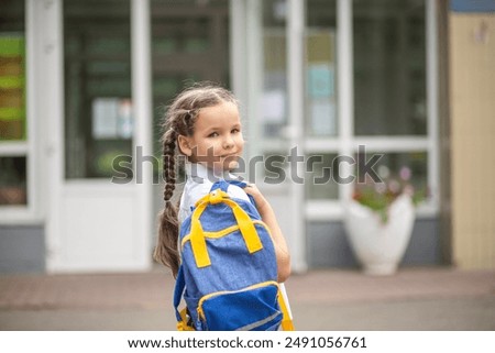 Foto Bild junge kaukasische Backpacker Frau Sightseeing Porto Ansichten durch den Fluss. Reisen und Freundschaft Konzept