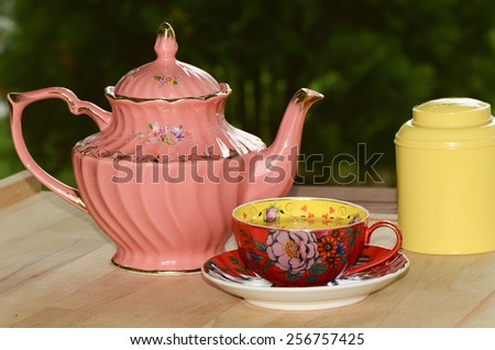 English tea drinking, a favourite past time among the rich / Teapot and cup / Exclusive teapot sets collection