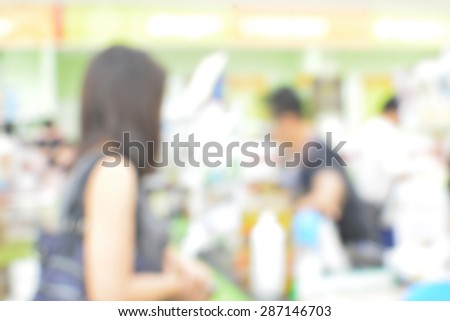 Blurred defocused grocery supermarket - Bright blur of people in shopping center