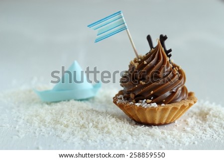cupcake with blue flag/	cupcake with blue flag