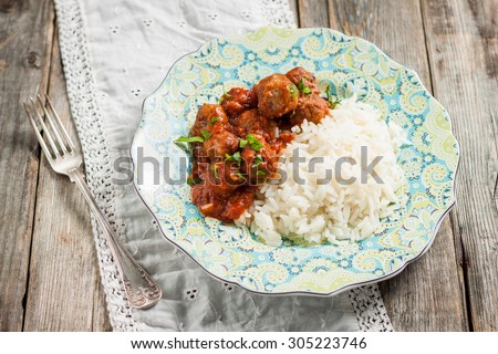meat balls in red wine sauce with rice