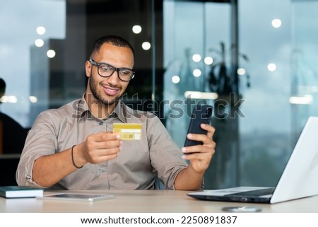 Foto Bild Junger afrikanischer arabischer Geschäftsmann, der einen Telefonanruf außerhalb des Bürogebäudes während eines sonnigen day.Dressed in stilvollem Anzug stehend im Freien finanziellen Büro, junge Frau Rechtsanwalt Kopie Raum