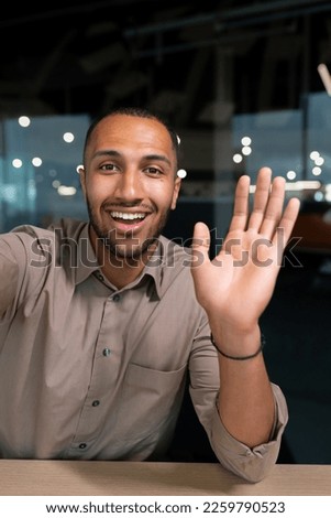 Similar – Foto Bild Mann, der sich mit einem Smartphone auf der Straße selbstständig macht