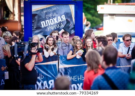 MOSCOW - JUNE 15: Crowd of fans wait for Cameron Diaz on world premiere of 'Bad Teacher' on June 15, 2011 in Octyabr cinema, Moscow, Russia