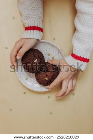 Similar – Foto Bild Hand mit einem Schokoladen-Donut