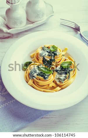 Tagliatelle with blue cheese sauce and spinach (vintage style)